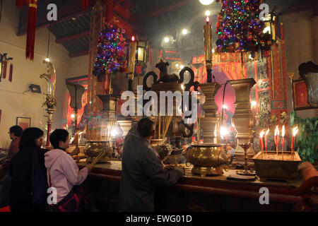 Hong Kong, Cina, buddisti devoti in Il Tempio di Man Mo Foto Stock