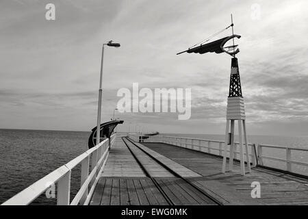 Ocean Pier in bianco e nero Foto Stock