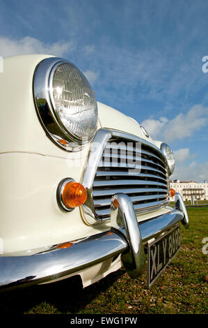 Un bianco Austin Mini Cooper mk2 nella condizione originale. Foto Stock