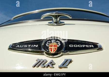 Un bianco Austin Mini Cooper mk2 nella condizione originale. Foto Stock