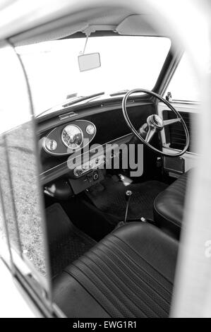 Un bianco Austin Mini Cooper mk2 nella condizione originale. Foto Stock