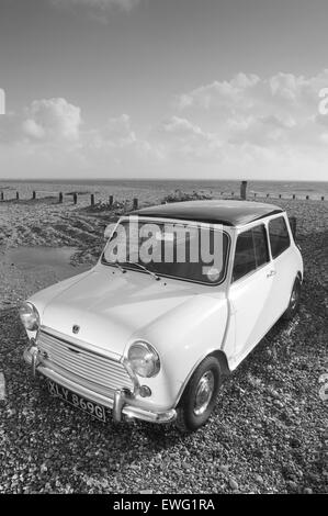 Un bianco Austin Mini Cooper mk2 nella condizione originale. Foto Stock