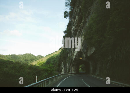 Strada che conduce attraverso il tunnel di montagna Foto Stock