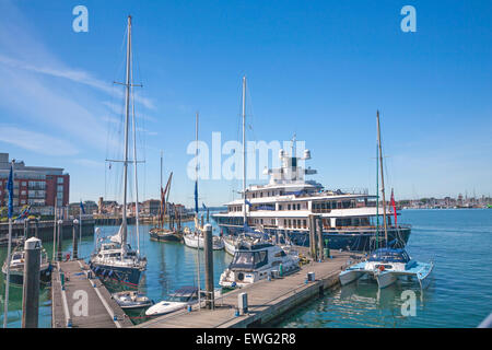 Super yacht Leander G e yacht ormeggiati a Portsmouth Porto in giugno Foto Stock