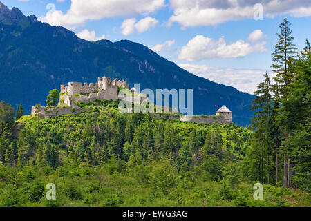 Vista verso il castello di Ehrenberg in Austria, Tirolo Foto Stock