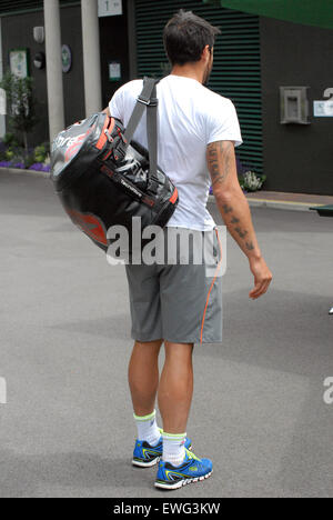 Wimbledon Londra, UK, 25 giugno 2015. Tennista serbo Janko TIPSAREVIC arriva presso i tribunali AELTC di praticare fo Wimbledon Tennis campionati a partire da giugno 29. Credito: JOHNNY ARMSTEAD/Alamy Live News Foto Stock