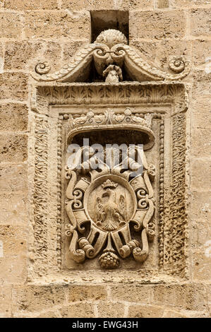 Italia Puglia Francavila Fontana Castello Imperiale stemma con aquila nel cortile Foto Stock