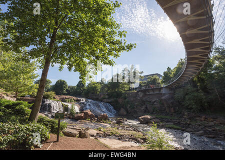 Il ponte della Libertà, una curva ponte di sospensione, attraversa il fiume Reedy cade nella bellissima ed emozionante downtown Greenville, SC. Foto Stock