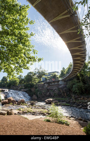 Il ponte della Libertà, una curva ponte di sospensione, attraversa il fiume Reedy cade nella bellissima ed emozionante downtown Greenville, SC. Foto Stock