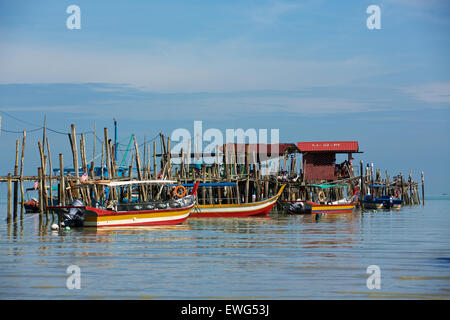 Collezione di barche assortiti legato al fianco di un molo traballanti a Teluk Bahang sull isola di Penang Malaysia Foto Stock