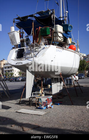 La barca a vela e navi da pesca ormeggiate a Rethymnon Marina sull'isola Mediterranea di Creta. Foto Stock