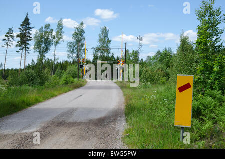 Avvertenza segno di traffico in prossimità di un incrocio ferroviario in svedese del paesaggio estivo Foto Stock