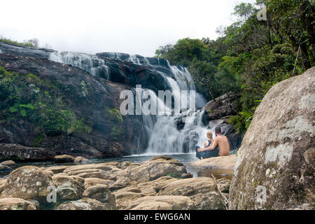 Un gruppo di giovani stranieri stanno a guardare la cascata alla fine dei panettieri cade Foto Stock