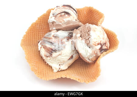 Vaniglia e cioccolato gelato in cono isolato su bianco Foto Stock