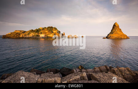 Le Isole Ciclopi (denominata anche i Faraglioni, ciclopica Rock). Aci Trezza città. Foto Stock