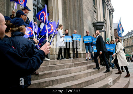 Copenhagen, Danimarca, Giugno 15th, 2015: danese leader di partito partecipa a un dibattito elettorale all Università di Copenaghen. al photo Presidente Morten Oestergaard (2nd, L) arriva all'università Foto Stock