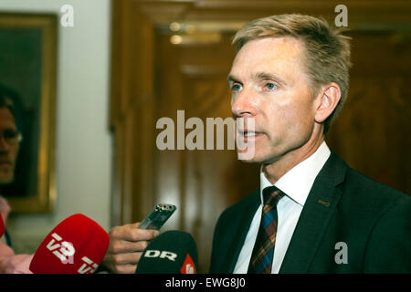 Copenhagen, Danimarca, Giugno 22nd, 2015: Kristian Thulesen Dahl, presidente per il Dansk Folkeparti (leggi: danese del Partito popolare), parla alla pressa a Christiansborg prima che egli incontra Lars Loekke Rasmussen, dove essi avranno uno scambio di opinioni su un possibile governo di minoranza lasciate dal sig. Rasmussen Foto Stock