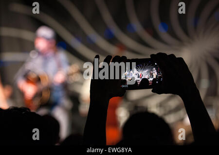 Membro del pubblico la registrazione squallida Lafarge sul palco con il loro telefono mobile a Louisville Kentucky Foto Stock