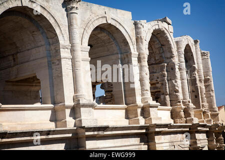 La facciata dell'Arena romana di Arles, Francia. Foto Stock