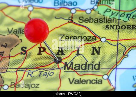 Close-up di una puntina rossa su una mappa di Madrid, Spagna Foto Stock