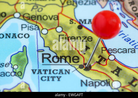 Close-up di una puntina rossa sulla mappa di Roma Foto Stock