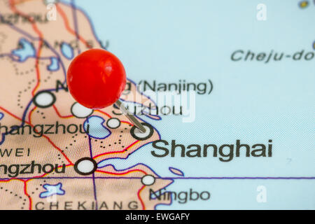 Close-up di una puntina rossa su una mappa di Shanghai, Cina Foto Stock