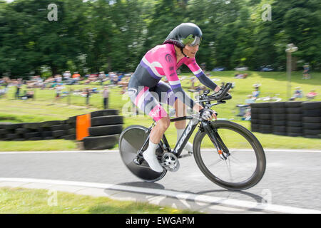 Lincoln, Regno Unito. Il 25 giugno, 2015. Dame Sarah Storey compete nel British Cycling Time Trial campionati a Cadwell Park vicino a Lincoln, Regno Unito il 25 giugno 2015. Storey rivendicato un terzo posto alle spalle di Hayley Simmonds (Team Velosport) e Molly Weaver (Liv Plantur). Credito: Andrew Torba/Alamy Live News Foto Stock