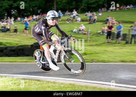 Lincoln, Regno Unito. Il 25 giugno, 2015. Matteo Bottrill (www.drag2zero.com) compete nel British Cycling Time Trial campionati a Cadwell Park vicino a Lincoln, Regno Unito il 25 giugno 2015. Un pre-gara preferito, Bottrill fu catturato dal vincitore Alex Dowsett (Movistar) e finito fuori delle medaglie. Credito: Andrew Torba/Alamy Live News Foto Stock