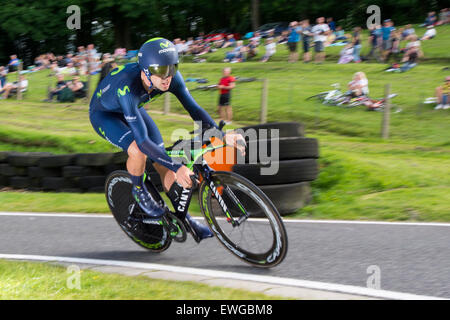 Lincoln, Regno Unito. Il 25 giugno, 2015. Alex Dowsett (Movistar) scorre alla vittoria nel British Cycling Time Trial campionati a Cadwell Park vicino a Lincoln, Regno Unito il 25 giugno 2015. Il primo record mondiale dell'ora titolare sconfitto Edmund Bradbury (NFTO) e Ryan Perry (SportGrub Kuota) per la sua strada per la medaglia d'oro. Credito: Andrew Torba/Alamy Live News Foto Stock