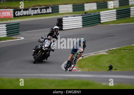 Lincoln, Regno Unito. Il 25 giugno, 2015. Alex Dowsett entra in un angolo presso il British Cycling Time Trial campionati a Cadwell Park vicino a Lincoln, Regno Unito il 25 giugno 2015. Credito: Andrew Torba/Alamy Live News Foto Stock