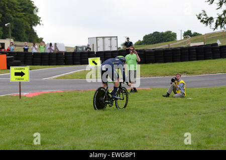 Lincoln, Regno Unito. Il 25 giugno, 2015. Alex Dowsett supera un angolo presso il British Cycling Time Trial campionati a Cadwell Park vicino a Lincoln, Regno Unito il 25 giugno 2015. Dowsett ha vinto la gara di oltre tre minuti. Credito: Andrew Torba/Alamy Live News Foto Stock