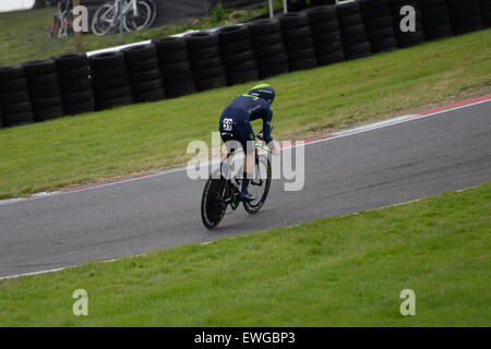 Lincoln, Regno Unito. Il 25 giugno, 2015. Alex Dowsett supera un angolo presso il British Cycling Time Trial campionati a Cadwell Park vicino a Lincoln, Regno Unito il 25 giugno 2015. Dowsett ha vinto la gara di oltre tre minuti. Credito: Andrew Torba/Alamy Live News Foto Stock