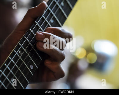 L'uomo gioca su chitarra con la messa a fuoco a portata di mano e paletta. Il 21 giugno, 2015. © Igor Golovniov/ZUMA filo/Alamy Live News Foto Stock