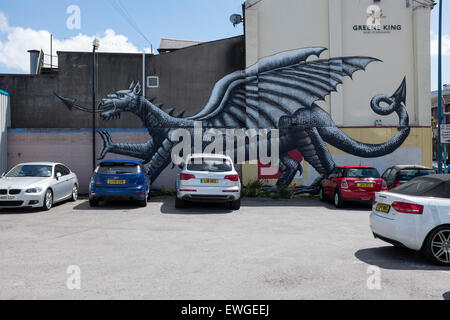 Drago gigante murale sul lato della Greene King Pub in City Road Cardiff Foto Stock