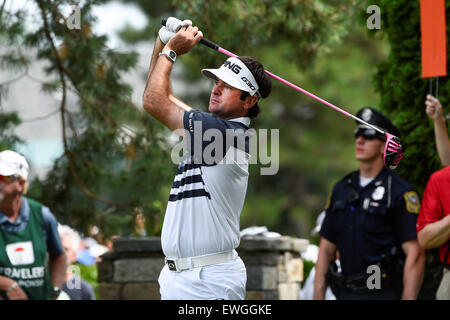 Cromwell, Connecticut, Stati Uniti d'America. Il 25 giugno, 2015. Bubba Watson tees off sul nono foro durante il primo round di viaggiatori di PGA Championship torneo tenutasi a TPC River Highlands a Cromwell nel Connecticut. Eric Canha/CSM/Alamy Live News Foto Stock