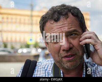 Uomo in camicia manica corta parlando al telefono in strada. 14 Giugno, 2015. © Igor Golovniov/ZUMA filo/Alamy Live News Foto Stock