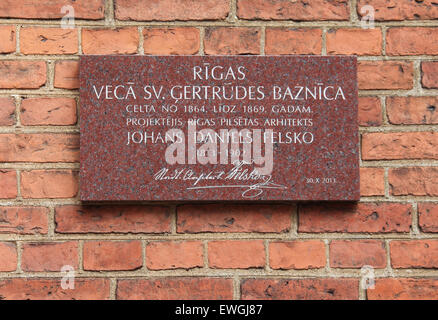 Sign on Saint Gertrudes chiesa in Riga Foto Stock