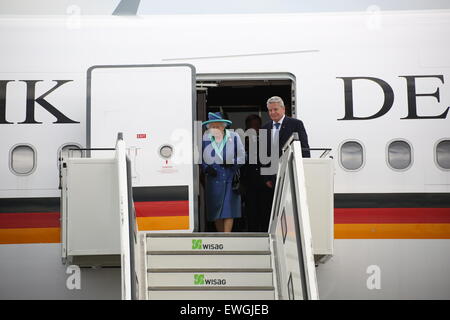 Berlino, Germania. Il 25 giugno, 2015. Sua Maestà la Regina Elisabetta II e del Principe Filippo arrivati all'aeroporto di Tegel, accompagnato dal Presidente Joachim Gauck e Daniela Schadt, dopo la visita ufficiale a Francoforte. Credito: Jakob Ratz/Pacific Press/Alamy Live News Foto Stock