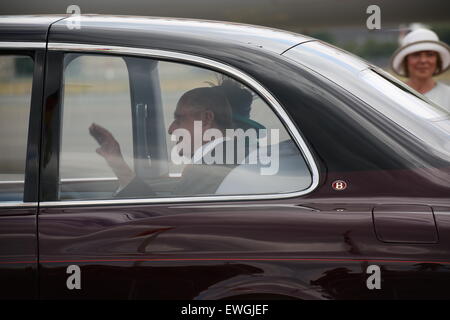 Berlino, Germania. Il 25 giugno, 2015. Sua Maestà la Regina Elisabetta II e del Principe Filippo arrivati all'aeroporto di Tegel, accompagnato dal Presidente Joachim Gauck e Daniela Schadt, dopo la visita ufficiale a Francoforte. Credito: Jakob Ratz/Pacific Press/Alamy Live News Foto Stock