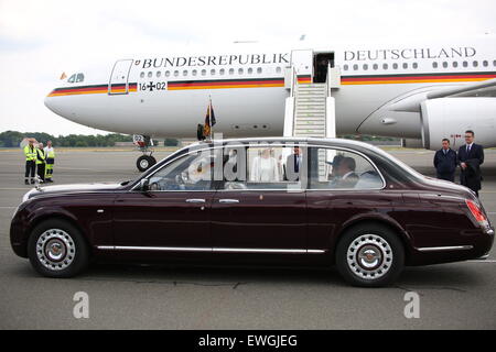 Berlino, Germania. Il 25 giugno, 2015. Sua Maestà la Regina Elisabetta II e del Principe Filippo arrivati all'aeroporto di Tegel, accompagnato dal Presidente Joachim Gauck e Daniela Schadt, dopo la visita ufficiale a Francoforte. Credito: Jakob Ratz/Pacific Press/Alamy Live News Foto Stock