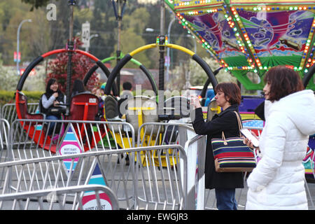 Coquitlam, BC, Canada - 09 Aprile 2015 : Persone divertirsi presso la West Coast divertimenti Carnevale Foto Stock