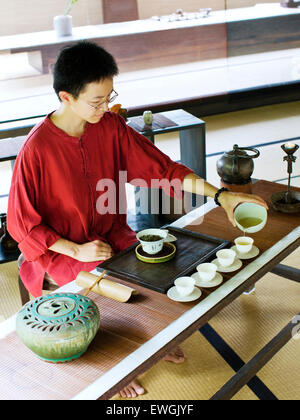 Servizio da tè a Shiyang Shanfang ristorante, Yangminghshan National Park. Taiwan. Asia. Foto Stock
