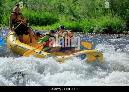 Acqua bianco rafters su Roaring Fork River, nei pressi di basalto e Aspen Colorado, STATI UNITI D'AMERICA Foto Stock