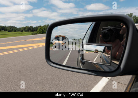 Giallo scuola bus sulla strada. Foto Stock