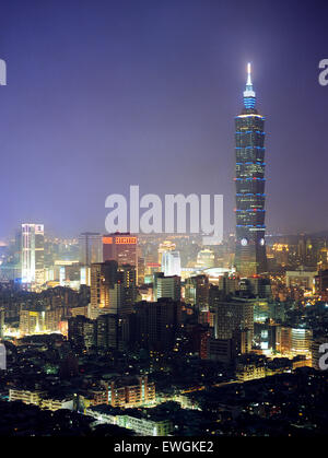 Taipei 101 building al crepuscolo. Noto anche come il Taipei centro finanziario, è un punto di riferimento grattacielo situato nel distretto di Xinyi. Foto Stock