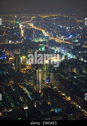 Ariel vista di Taipei al tramonto dal 88° piano di Taipei 101. Foto Stock