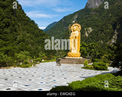 Ti Tsang statua a Hsiang-te tempio a Taroko Gorge Taiwan Foto Stock