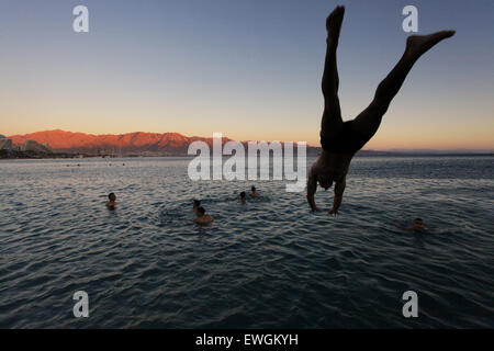 L'uomo balza in acque del Mar Rosso nel sud della cittadina di Eilat Israel Foto Stock