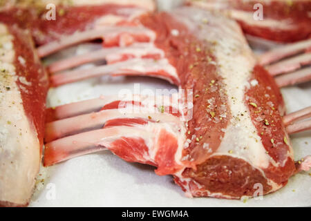 Lamb Chop essendo preparato in una padella Foto Stock