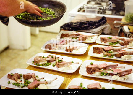 Lamb Chop placcata su una piastra bianca con purè di patate e fa pipì Foto Stock